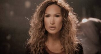 [SATIRE À VUE] La chanteuse Vitaa se cogne contre la réalité. Aïe !