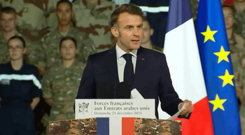 Pour fêter Noël, Emmanuel Macron offre un porte-avions aux Français