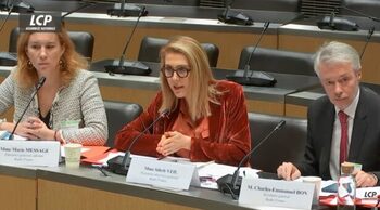 La présidente de Radio France se défend bec et ongles