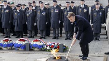 «C'est un geste qui marque l'attachement de la France à ses soldats», explique le chef de bataillon Antoine lors du (…)