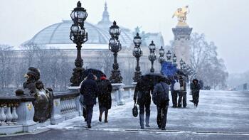 Neige à Paris : les images de la capitale recouverte de flocons au réveil