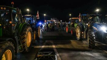 Dermatose : des agriculteurs bloquent l'autoroute A64, au sud de Toulouse, et y installent un campement