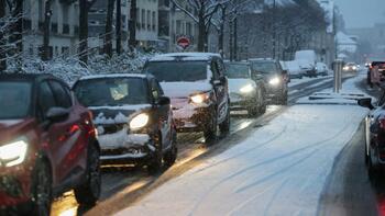 Neige et verglas : routes, métro, gares... Les images impressionnantes de la pagaille en Île-de-France
