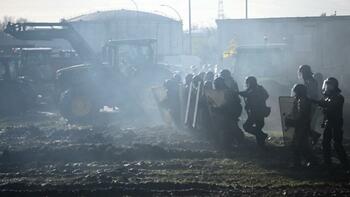 Colère des agriculteurs : les forces de l'ordre interviennent pour débloquer les dépôts de carburant