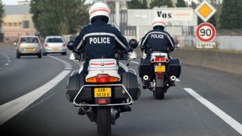 «Perdu par le GPS» : il dépasse la police à vélo sur l’autoroute à plus de 90 Km/h sur un modèle trafiqué, il est (…)