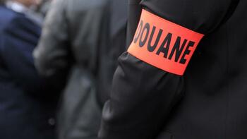 82.000 parfums contrefaits saisis, les douanes dénoncent un trafic massif
