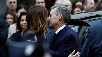 Incarcération de Nicolas Sarkozy : les images de l'ex-président à la sortie de son domicile, au côté de Carla Bruni