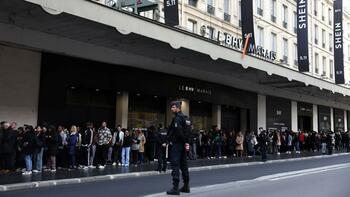 Shein à Paris : les images impressionnantes des files d'attente devant le BHV Marais