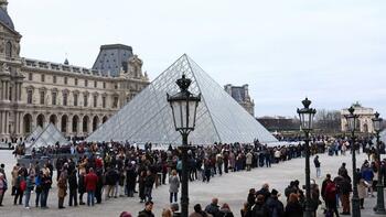 Vol au Louvre : malgré la reconduction de la grève du personnel, le musée rouvre partiellement ses portes
