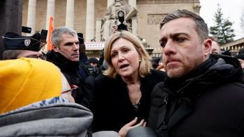 Colère des agriculteurs : Yaël Braun-Pivet chahutée par des manifestants devant l'Assemblée nationale