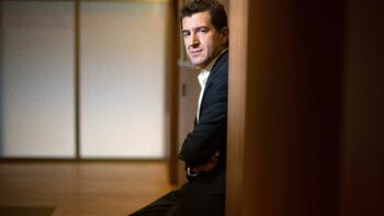 Comme les médias qu’il pourfend, l'homme d'affaires Matthieu Pigasse entre en guerre contre l’Arcom