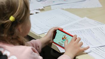 Interdiction des réseaux sociaux aux mineurs : vers la société de surveillance ?