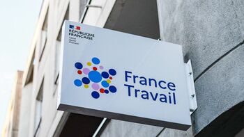 Autoriser France Travail à surveiller la vie privée des chômeurs : la proposition du Sénat divise