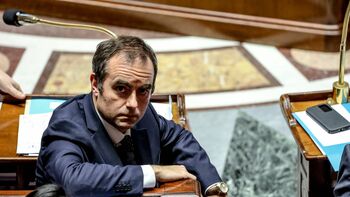 Sébastien Lecornu, Premier ministre de papier