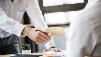 «Nous travaillons plus que les autres» : une start-up suisse lance une offre d’emploi à 100 heures de travail par (…)