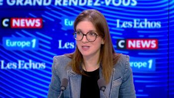 «On doit tout faire pour réarmer notre pays», estime Aurore Bergé