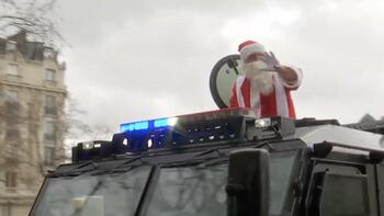 Sirènes, Père Noël et solidarité : la police défile ce mercredi pour offrir un Noël inoubliable à des enfants