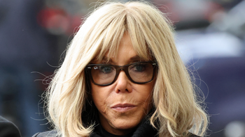 «Sales connes» : Brigitte Macron s'emporte au sujet des militantes féministes qui ont interrompu un spectacle de (…)