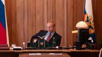 [CINÉMA] Le Mage du Kremlin, le film outrancier sur l’ascension de Poutine