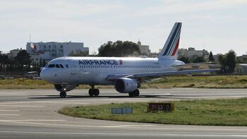 Elle paie des billets d’avion pour elle et sa famille, on lui demande de descendre car elle voyage seule finalement