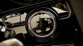 Neige et verglas : quel est ce bouton de voiture méconnu et qui facilite pourtant vraiment la conduite ?