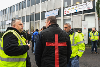 Pendant que Brandt abandonne la partie, Mistral quitte l’Hexagone et file à Lausanne… Triste symbole de cette France (…)