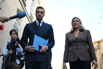 Marine Le Pen éclipsée par Bardella dans un sondage, ses fidèles font bloc contre son effacement