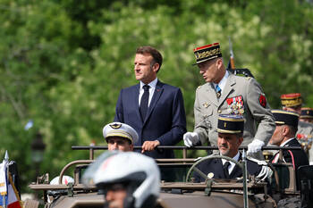 Sur le service militaire, Emmanuel Macron boucle la boucle