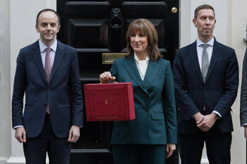 Au Royaume-Uni, des augmentations d’impôts sur les revenus qui ne disent pas leur nom