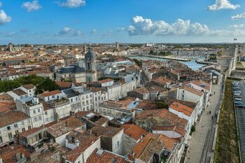 Logement : les maires des villes touristiques pas si opposés que ça aux Airbnb