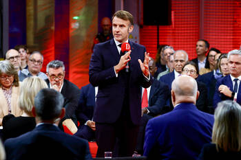 Contre les dérives des réseaux sociaux, Macron like le référendum