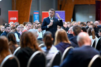 Macron durcit le ton contre les réseaux sociaux