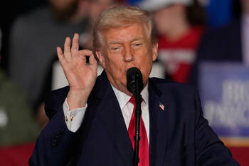 En jouant avec le dollar, Donald Trump joue avec le feu