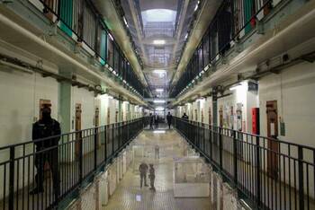 [SATIRE A VUE] Un violeur multirécidiviste porte plainte contre l’État britannique