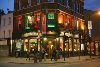 En Angleterre, les pubs des champs ont le blues