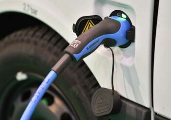 Le bonus pour l’achat d’une voiture électrique «sera maintenu et augmenté» en 2026, déclare le ministre de l'Economie