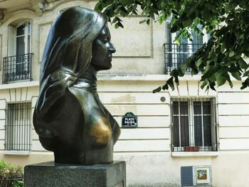La statue de Dalida, victime du puritanisme woke