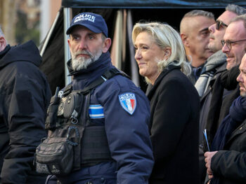 [ÉDITO] Pourquoi le buste de Bardot dédicacé trône-t-il dans le bureau de Marine Le Pen ?