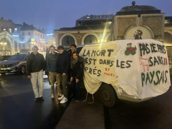 « Les agriculteurs ne sont pas seuls » : à Versailles, les jeunes citadins se mobilisent