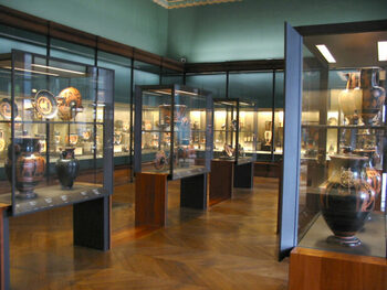 Après avoir été cambriolé, le Louvre risque de s’effondrer