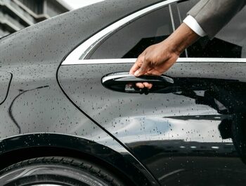 [SATIRE À VUE] Triste Nouvel An pour 24 anciens ministres privés de voiture officielle