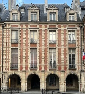 Quand Paris installe des HLM de prestige, place des Vosges